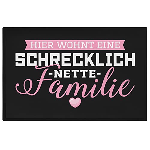 Trendation - Hier Wohnt Eine Schrecklich Nette Familie Fußmatte mit Spruch Geschenk 60x40 cm Außen und Innenbereich von Trendation