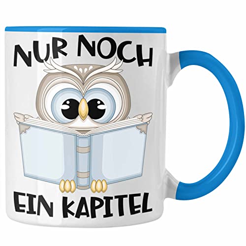 Trendation - Leseratte Geschenk Tasse Nur Noch Ein Kapitel Bücher Lesen Bücherwurm Geschenk Spruch Lesen (Blau) von Trendation