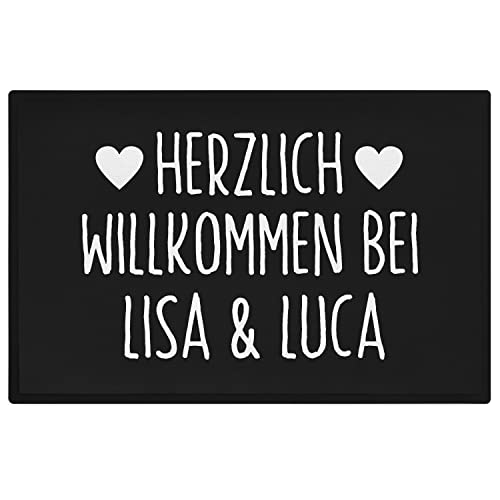 Trendation - Lustige Fußmatte Personalisiert Herzlich Willkommen Bei Wunschnamen mit Namen Fussmatte 60x40 cm von Trendation