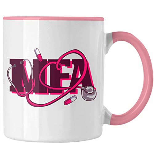 Trendation - Lustige MFA Tasse Geschenk für Medizinische Fachangestellte Geschenkidee Kaffeetasse Grafik (Rosa) von Trendation