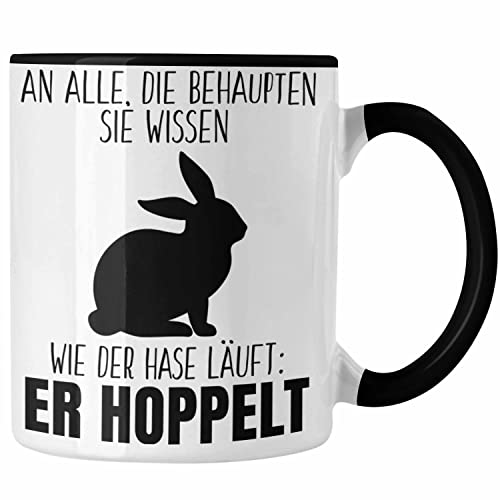 Trendation - Lustiger Spruch Tasse Geschenk Der Hase Hoppelt Witzig Lustig Geschhnkidee Ostern (Schwarz) von Trendation