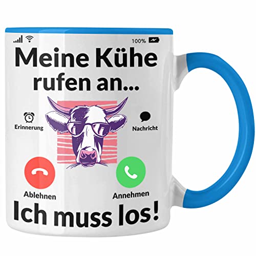 Trendation - Meine Kühe Rufen An Tasse Geschenk Landwirt Bauer Geschenkidee Landwirtin Kuh Grafik (Blau) von Trendation