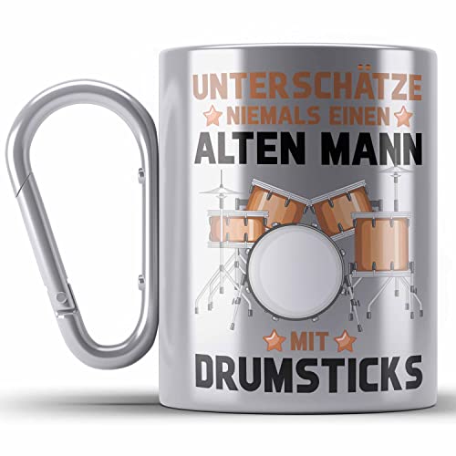 Trendation - Schlagzeug-Spieler Edelstahl Tasse Karabiner Geschenk Männer Kinder Geschenkidee Geburtstag Weihnachten Unterschätze Niemals Einen Alten Mann (Silber) von Trendation