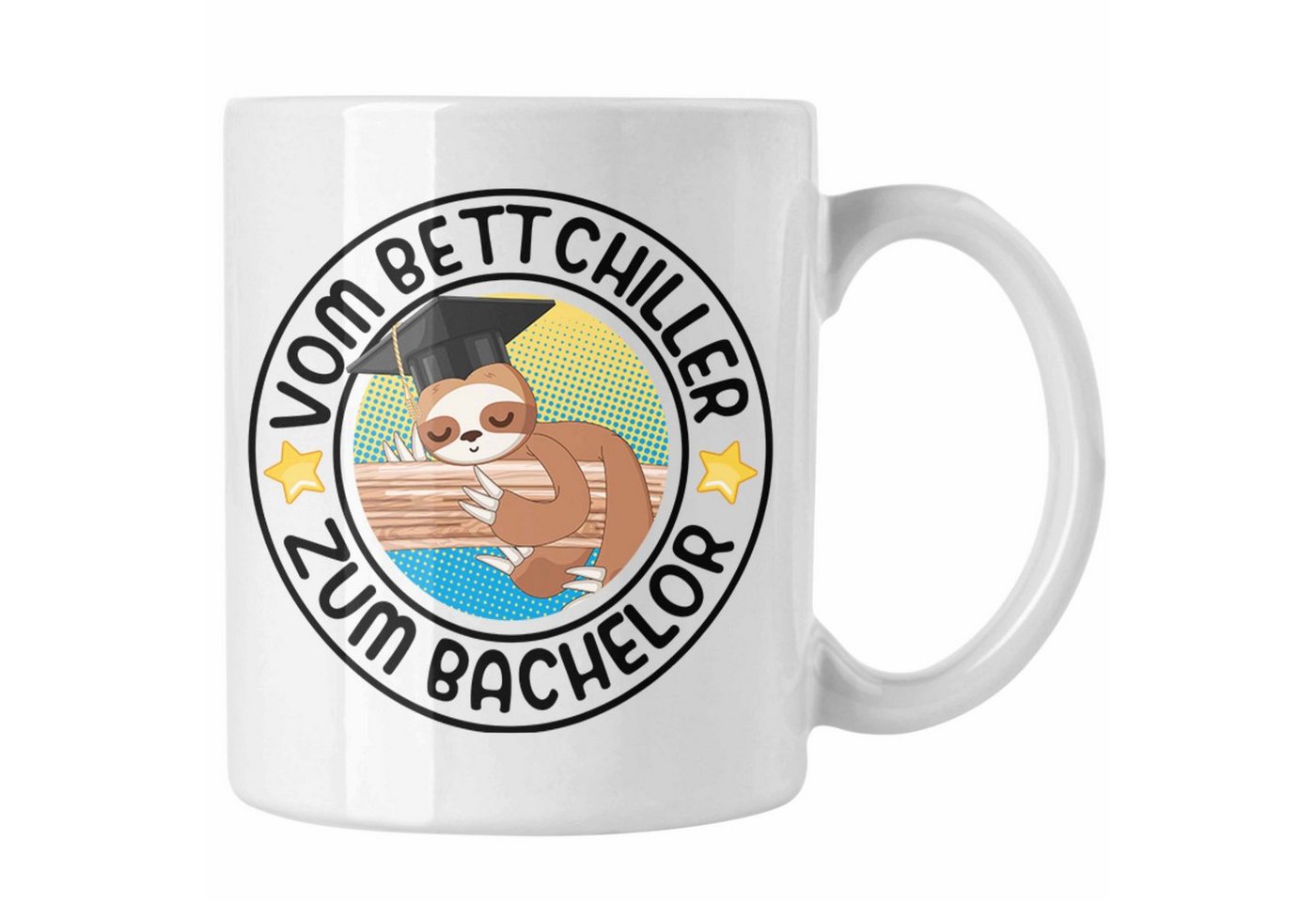 Trendation Tasse Trendation - Vom Bett Chiller zum Bachelor Tasse Geschenk Prüfung Bestanden Graduation Lustiger Spruch Bachelor Geschenkidee von Trendation