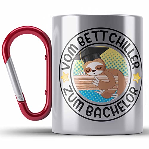 Trendation - Vom Bett Chiller zum Bachelor Edelstahl Tasse Karabiner Geschenk Prüfung Bestanden Graduation Lustiger Spruch Bachelor Geschenkidee (Rot) von Trendation