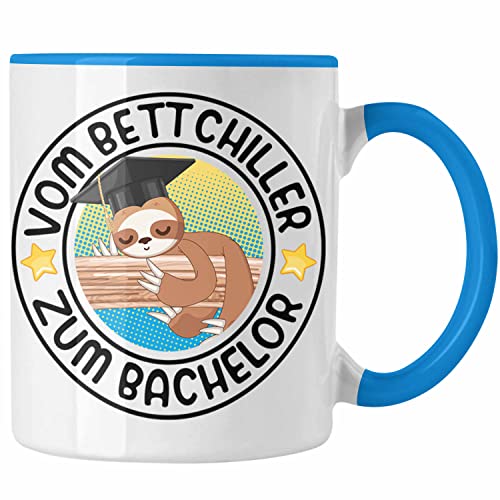 Trendation - Vom Bett Chiller zum Bachelor Tasse Geschenk Prüfung Bestanden Graduation Lustiger Spruch Bachelor Geschenkidee (Blau) von Trendation