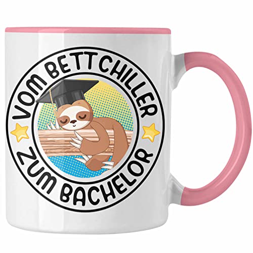 Trendation - Vom Bett Chiller zum Bachelor Tasse Geschenk Prüfung Bestanden Graduation Lustiger Spruch Bachelor Geschenkidee (Rosa) von Trendation