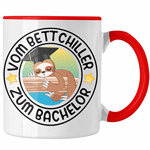 Trendation - Vom Bett Chiller zum Bachelor Tasse Geschenk Prüfung Bestanden Graduation Lustiger Spruch Bachelor Geschenkidee (Rot) von Trendation