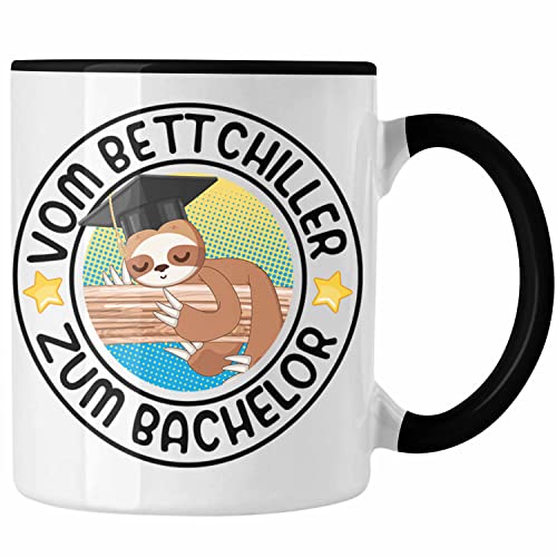 Trendation - Vom Bett Chiller zum Bachelor Tasse Geschenk Prüfung Bestanden Graduation Lustiger Spruch Bachelor Geschenkidee (Schwarz) von Trendation