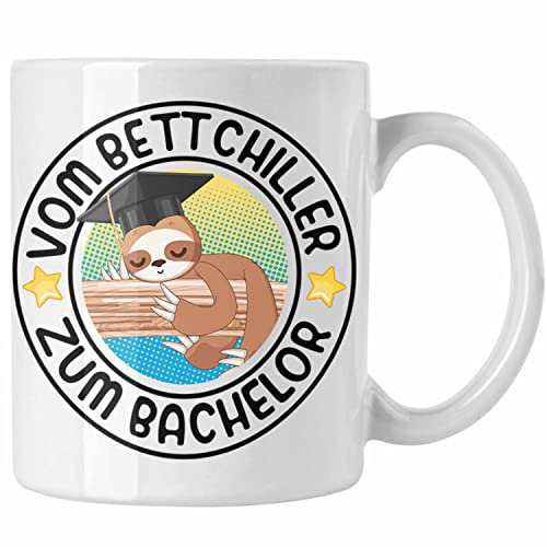 Trendation - Vom Bett Chiller zum Bachelor Tasse Geschenk Prüfung Bestanden Graduation Lustiger Spruch Bachelor Geschenkidee (Weiß) von Trendation