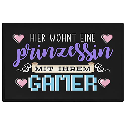 Trendation - Zocker Fußmatte Geschenk Hier Wohnt Eine Prinzessin Mit Ihrem Gamer Lustig 60x40 cm von Trendation
