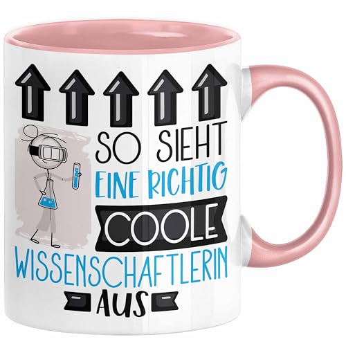 Wissenschaftlerin Geschenk Tasse Geschenkidee für Wissenschaftlerin Geburtstag Weihnachten Spruch So Sieht Eine Richtig Coole Wissenschaftlerin Aus Kaffee-Becher (Rosa) von Trendation