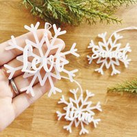Christbaumschmuck Schneeflocken Aus Acryl Mit Namen - Weihnachtsgeschenkanhänger-Personalisiertes Geschenk-Weihnachtsbaumdeko-Weihnachtsdeko Christbaumschmuck Schneeflocken Aus Acryl Mit Namen - Weihnachtsgeschenkanhänger-Personalisiertes Geschenk-Weihnachtsbaumdeko-Weihnachtsdeko von TrendyAndyDesigns