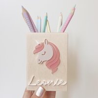 Personalisierter Stiftehalter Mit Einhorn Personalisierter Stiftehalter Mit Einhorn von TrendyAndyDesigns