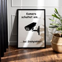 Toiletten Deko | Badezimmer A2 A3 A4 Poster Gäste Wc Lustig Minimalistisch Humor Mit Bilderrahmen Kamera Schaltet Ein Stehpinkler von TrenvayDesign