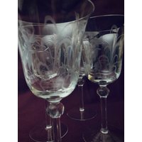 Vintage Elegante Geätzte Weingläser Von Colony Glass, Lilie Des Tals Muster - Set | 4 von TriadVintage