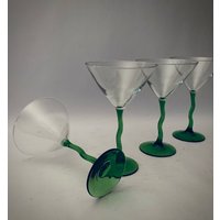 Vintage Libbey Courbe Wiggle Wavy Crooked Green Stem Martini-Gläser - Verkauft Als Set Von | 2 Vintage Libbey Courbe Wiggle Wavy Crooked Green Stem Martini-Gläser - Verkauft Als Set Von | 2 von TriadVintage