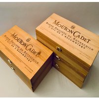 Vintage Mouton-Cadet Holz Präsentationsbox - Einzeln Verkauft Vintage Mouton-Cadet Holz Präsentationsbox - Einzeln Verkauft von TriadVintage