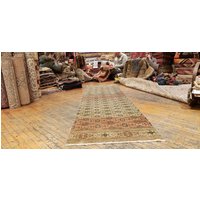 1930-1939 Antiker Wollflor Muted Natürlicher Farbstoff Bunyan Läufer Teppich 2'6 "x 9'6" 1930-1939 Antiker Wollflor Muted Natürlicher Farbstoff Bunyan Läufer Teppich 2'6 "x 9'6" von TribalConcept