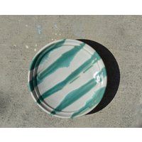 Vintage Große Runde 14 1/2 "Keramikplatte/Servierplatte - Weiß Mit Türkisblauen Grünen Streifen Made in Japan." von TribeVintageLB