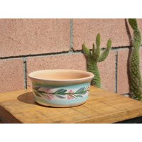 Vintage Lee Pottery - Kleiner Runder Keramikpflanzer Handbemalt Mit Blauen Streifen Und Rosa Grünem Blumendesign Vintage Lee Pottery - Kleiner Runder Keramikpflanzer Handbemalt Mit Blauen Streifen Und Rosa Grünem Blumendesign von TribeVintageLB