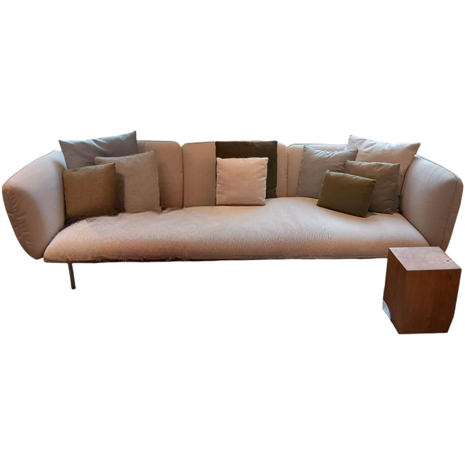 Senja Sofa Deep Bezug Stoff Taman Linen Beige Füße Aluminium Pulverbeschichtet B... von Tribù