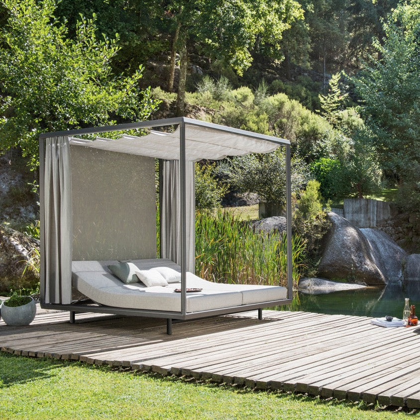 Tribu I Pavillon Daybed - Aluminium-Rückwand Tribu I Pavillon Daybed - Aluminium-Rückwand von Tribu