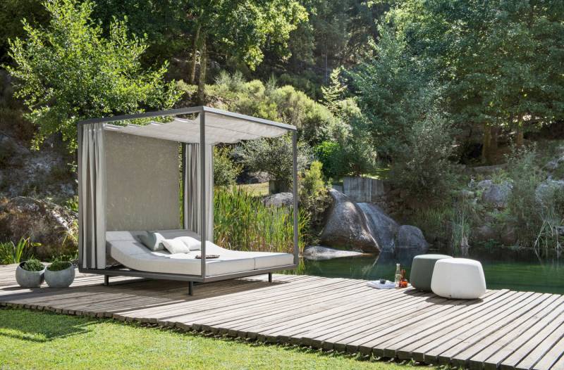Tribu I Pavillon Daybed - Rückwand: bewegliche Sonnenblende von Tribu