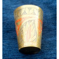 Antik Messing Lassi Tasse Handgefertigt Gravur Floral Design Rot &schwarz Gestempelt 217 von Triggerstreasure