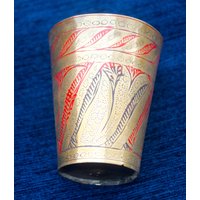 Anzentlicher Brass Lassi Cup Hand Machte Gravierten Floral Design Red & Black Enamel von Triggerstreasure