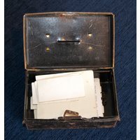 Kleine Vintage Schwarz Und Gold Safe Box Geld Zinn England Mit Original Ephemera von Triggerstreasure