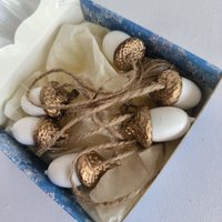 Kleine Geschenke Für Advent, Weihnachtsbaumschmuck Eicheln, 6Er Set, Weiß Goldene Eicheln von TrockenBlumenDekor