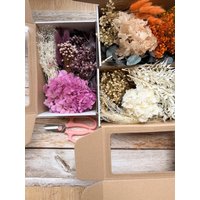 Blumenbox Aus Trockenblumen | Diy Für Einen Mädelsabend Kit Türkranz Adventskranz Binden Blumenbox Aus Trockenblumen | Diy Für Einen Mädelsabend Kit Türkranz Adventskranz Binden von Trockenbar