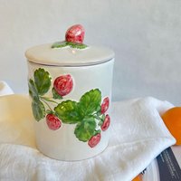Vintage Keksdose Erdbeeren Italienisch Made in Italy Keramik Handbemalte Skurrile Lebensmitteldose Cottagecore Grannycore von TrouvebyStacey