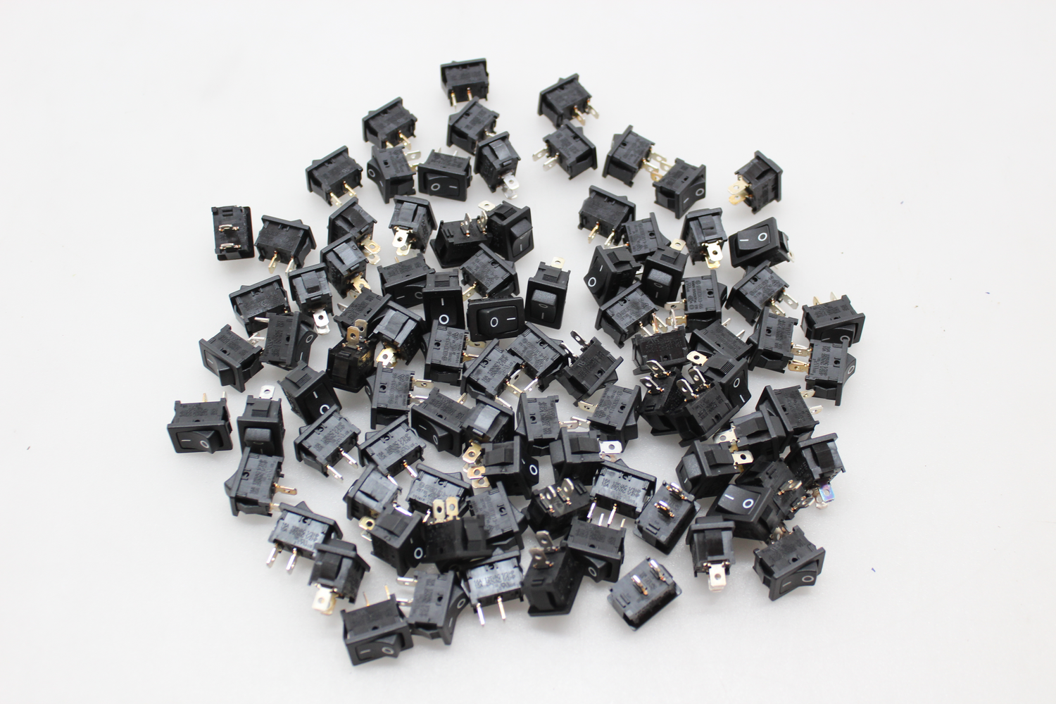 TRU COMPONENTS 1587515 Wippschalter TC-R13-66A-02 250 V/AC 6 A 89 STÜCK TRU COMPONENTS 1587515 Wippschalter TC-R13-66A-02 250 V/AC 6 A 89 STÜCK von Tru Components
