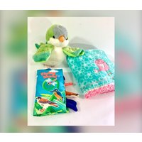 Baby Birdie Häkeln Decke Geschenk Set - Vogel Handpuppe & Buch von TruPrettyDesigns