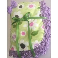 Daisy Flower Minky Sherpa Baby Decke - Grün Mit Rosa Lavendel Und Weißen Gänseblümchen Häkelborte von TruPrettyDesigns