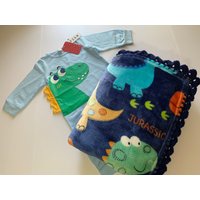 Dinosaurier Große Plüschdecke 2 Stück Geschenkset - Blau Multi Mit Häkelborte von TruPrettyDesigns