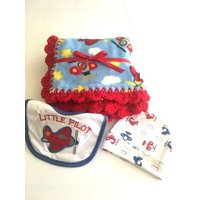 Flugzeug Pilot Babydecke Mit Häkelborte Geschenkset - Blau Und Rot von TruPrettyDesigns