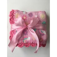 Regenbogen Und Blumen Baby-Decke Set Gehäkelt - Pink Regenbogen Und Blumen Baby-Decke Set Gehäkelt - Pink von TruPrettyDesigns