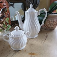 Weiße Keramik Kaffeekanne Und Zuckerdose; England von TrudasTreasures
