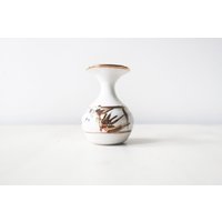Vintage Kleine Handbemalte Blumenvase, Winzige Weiße Vase von TrudysStoreVintage