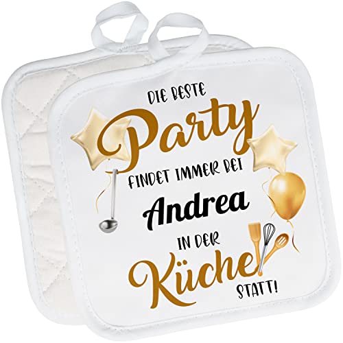 2er Set Topflappen personalisiert „Beste Party bei Wunschname in der Küche“ – Topf-Untersetzer mit Namen Ofenhandschuh Kochen – kleine Geschenke für Frauen & Männer zu Muttertag Vatertag Weihnachten von True Statements