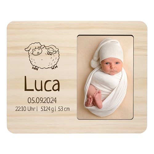 Baby Bilderrahmen „Schaf“ personalisiert mit Namen & Geburtsdaten - mit Gravur & Fotoausschnitt ca. 10x15 cm - Baby-Geschenk, Geschenk zur Geburt für Jungen & Mädchen, Deko - ca. 25x20 cm aus Holz Baby Bilderrahmen „Schaf“ personalisiert mit Namen & Geburtsdaten - mit Gravur & Fotoausschnitt ca. 10x15 cm - Baby-Geschenk, Geschenk zur Geburt für Jungen & Mädchen, Deko - ca. 25x20 cm aus Holz von True Statements