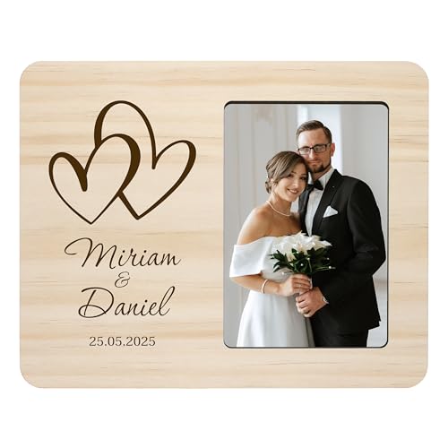 Bilderrahmen „Hochzeit“ personalisiert mit Namen & Datum - Hochzeitsgeschenk, Geschenk für Brautpaar, Deko - veredelt mit Gravur - ca. 25x20 cm aus Holz mit Fotoausschnitt ca. 10x15 cm Bilderrahmen „Hochzeit“ personalisiert mit Namen & Datum - Hochzeitsgeschenk, Geschenk für Brautpaar, Deko - veredelt mit Gravur - ca. 25x20 cm aus Holz mit Fotoausschnitt ca. 10x15 cm von True Statements