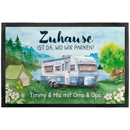 Camping Fußmatte „Zuhause ist da, wo wir parken!“ personalisiert mit Wunschtext und 14 Wohnwagen-Motiven - für Innen & Außen - Camping Wohnmobil Wohnwagen Zubehör - Für Innen & Außen (90 x 60 cm) von True Statements