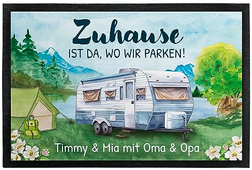 Camping Fußmatte „Zuhause ist da, wo wir parken!“ personalisiert mit Wunschtext und 14 Wohnwagen-Motiven - für Innen & Außen - Geschenk Campen Familien Reisen Camping-Freunde Geburtstag (35 x 50 cm) von True Statements