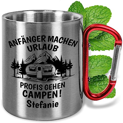 Edelstahl-Tasse mit Karabiner personalisiert „Anfänger machen Urlaub, Profis gehen Campen!“ – ca. 330ml – Metall-Becher mit Namen – Outdoor-Geschenke für Männer & Frauen (Campen, Griff Rot) von True Statements