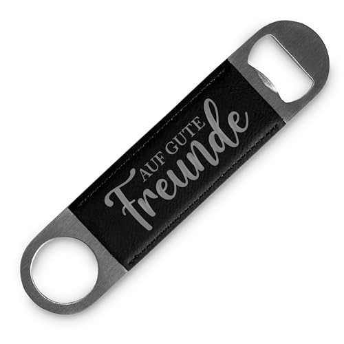Flaschenöffner „Auf gute Freunde“ - Edelstahl, hochwertiger Kunstlederbezug mit Gravur - Lustiges Männergeschenk, Geschenkidee für Freunde & Bierliebhaber - ca. 18 x 4 cm, Schwarz von True Statements