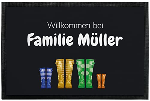 Bedruckte Fußmatte „Willkommen bei“ personalisiert mit Familien Namen und bis zu 6 Stiefeln - für Innen & Außen – selbst gestalten - individuelles Geschenk Weihnachten, Geburtstag (50 x 35 cm) von True Statements